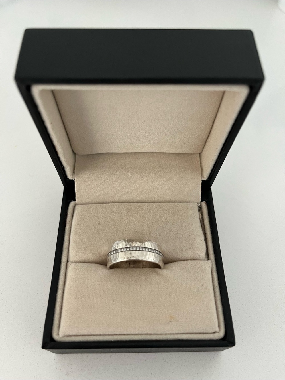 BARNEYS NY FEATHERED SOUL HAMMERED STERLING SILVER & DIAMOND RING, SIZE 9